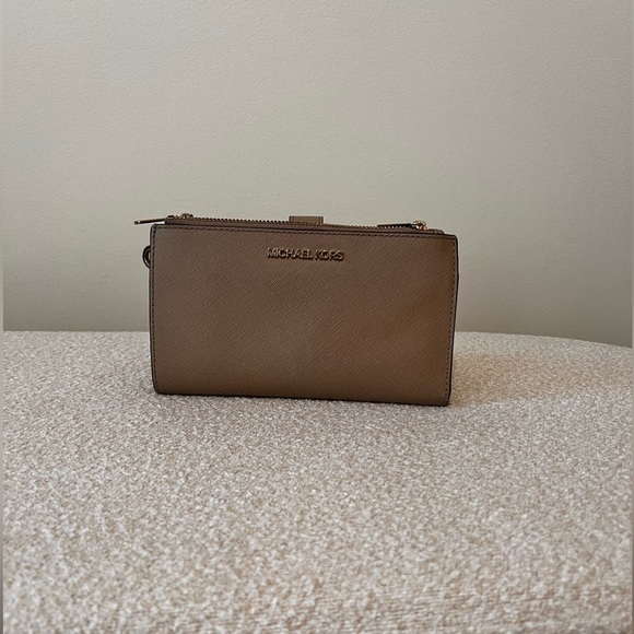 Michael Kors Wallet - Picture 2 of 8